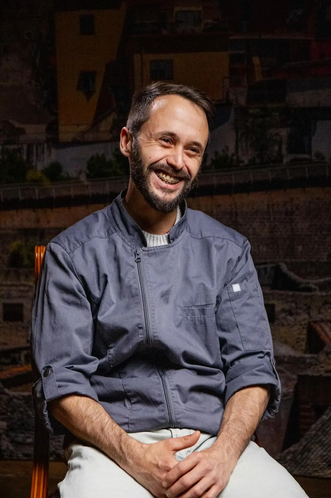 Maître pizzaiolo souriant